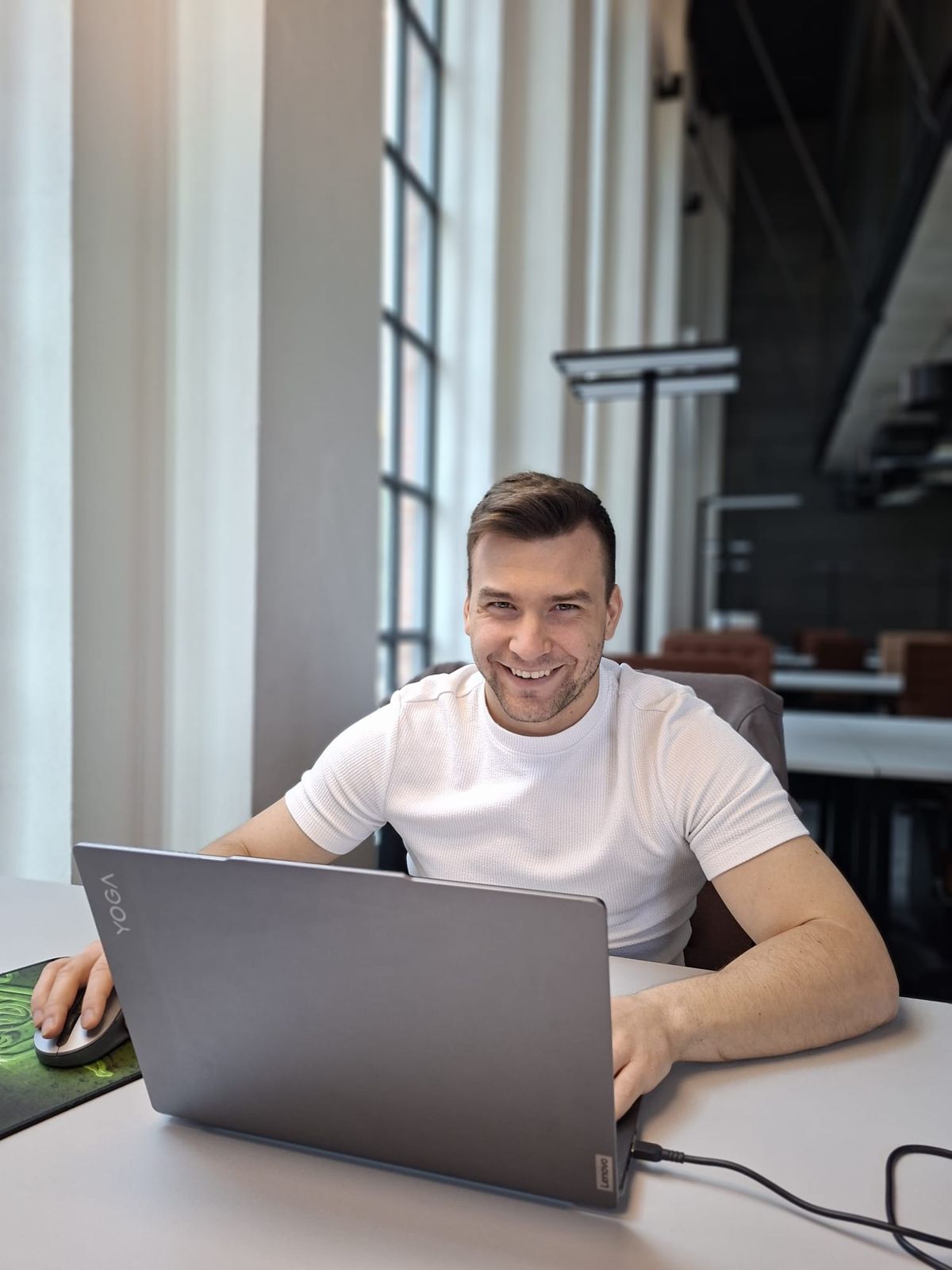 Rastislav Tinák za notebookom v bratislavskom coworkingu